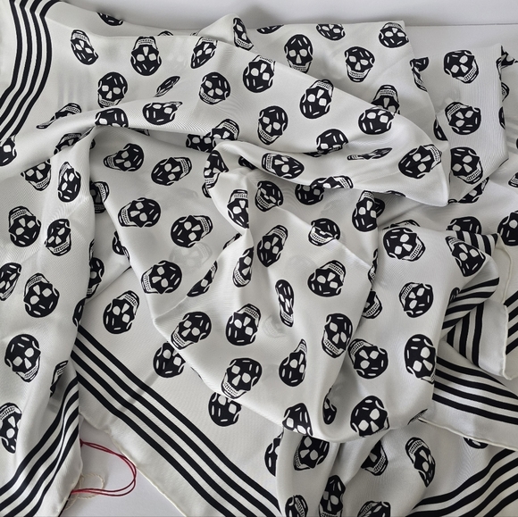 Alexander McQueen Other - Alexander McQueen Skull Silk Scarf White